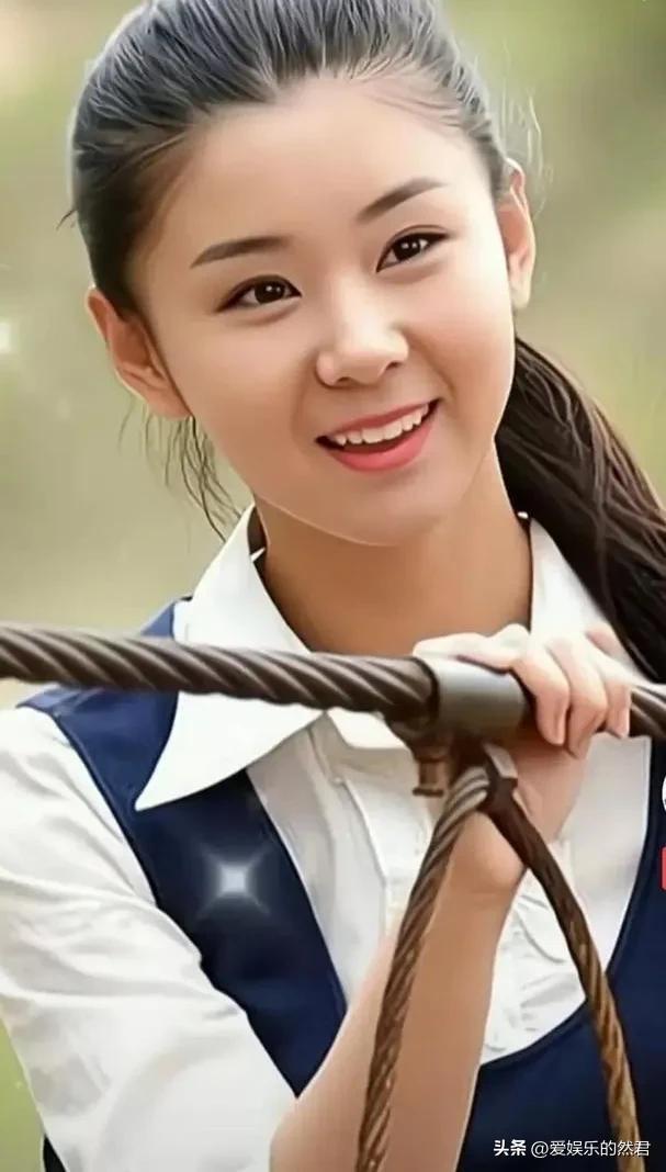 李小萌最新時尚潮流照片展現(xiàn)個人魅力風采