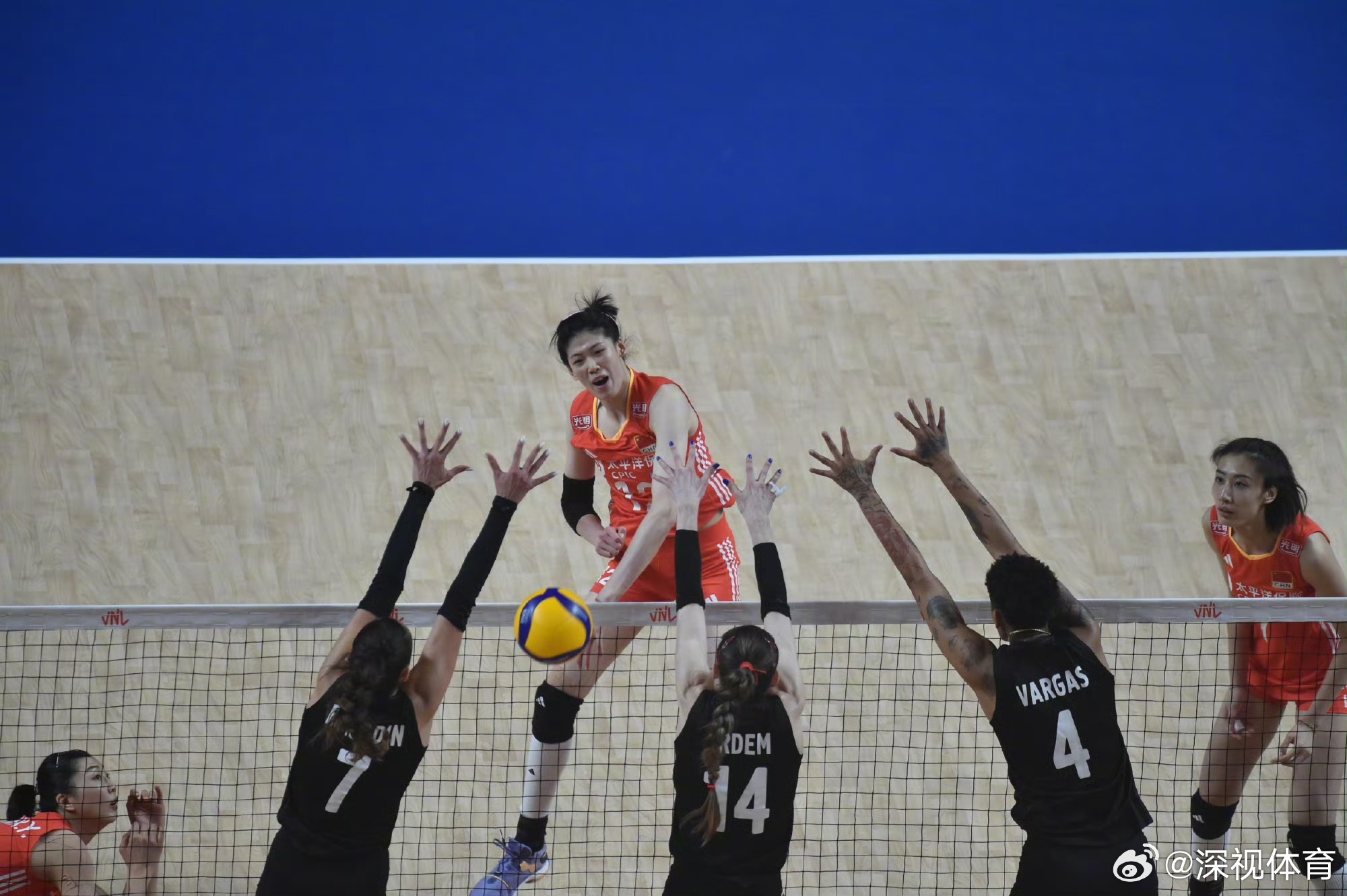 女排聯(lián)賽決賽激戰(zhàn)正酣，最新動態(tài)全解析