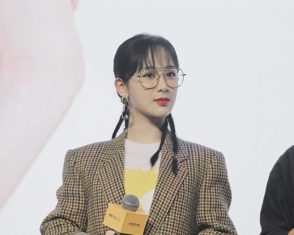 戴眼鏡女明星的魅力風(fēng)采探討