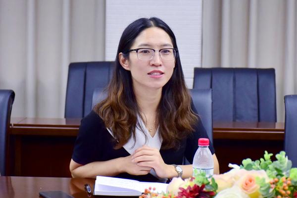 演員夏霞，小巷深處的獨特邂逅之旅