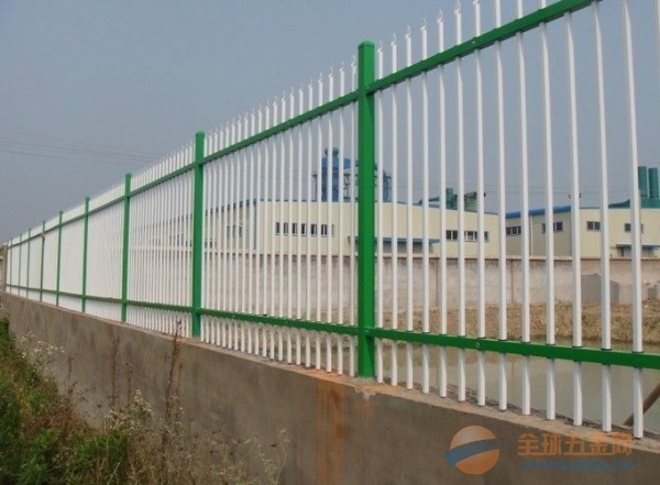 鋅鋼護(hù)欄價(jià)格及小巷深處的獨(dú)特魅力