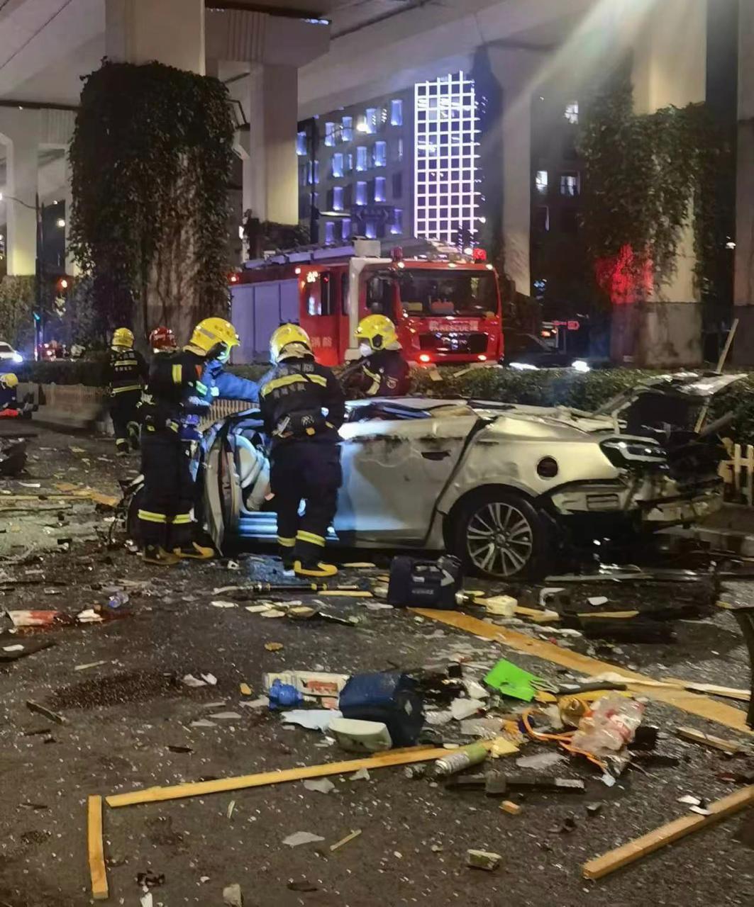 南京江寧今日車禍現(xiàn)場，震撼瞬間記錄??